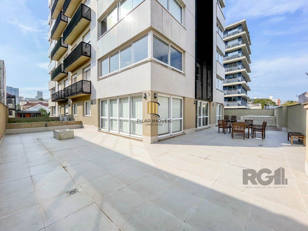 APARTAMENTO MOBILIADO 70M² DE 2 DORMITÓRIOS E 1 VAGA - BAIRRO MENINO DEUS