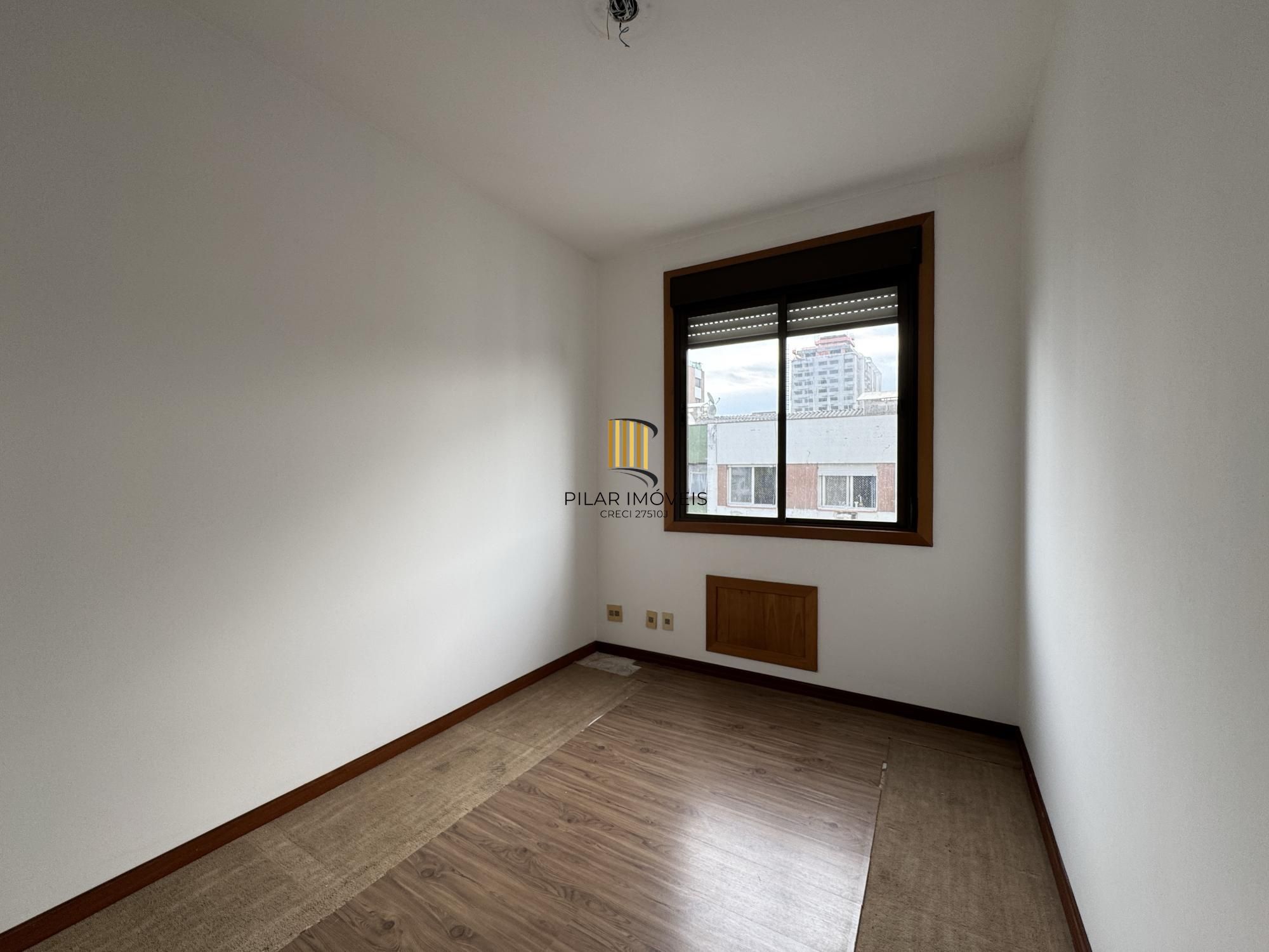 Apartamento 3 dormitórios com sacada, suíte e vaga de garagem no Menino Deus