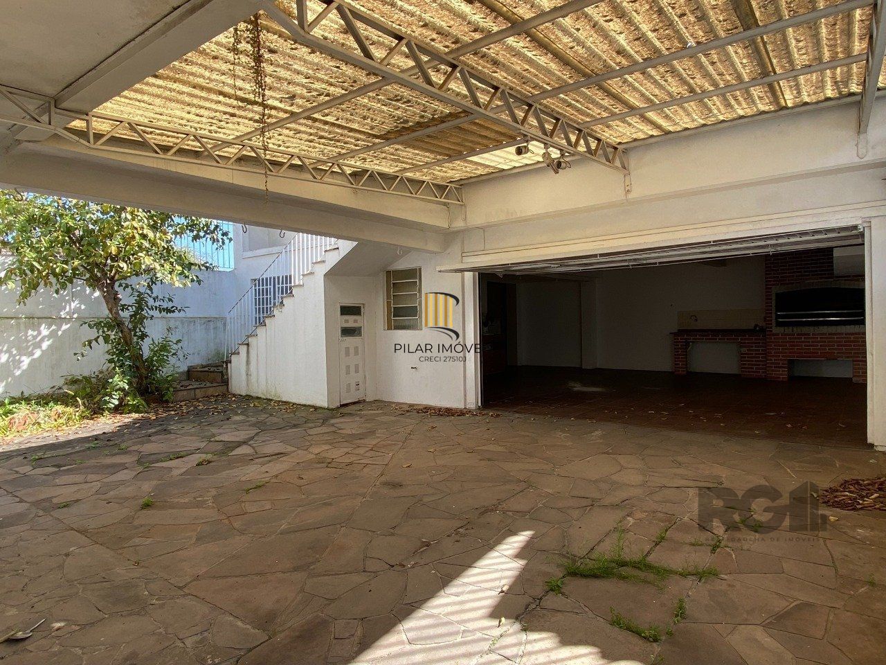 CASA COM 5 DORMITÓRIOS, ESPAÇO PARA FESTAS E PEÇAS AMPLAS PRÓXIMO AO IGUATEMI