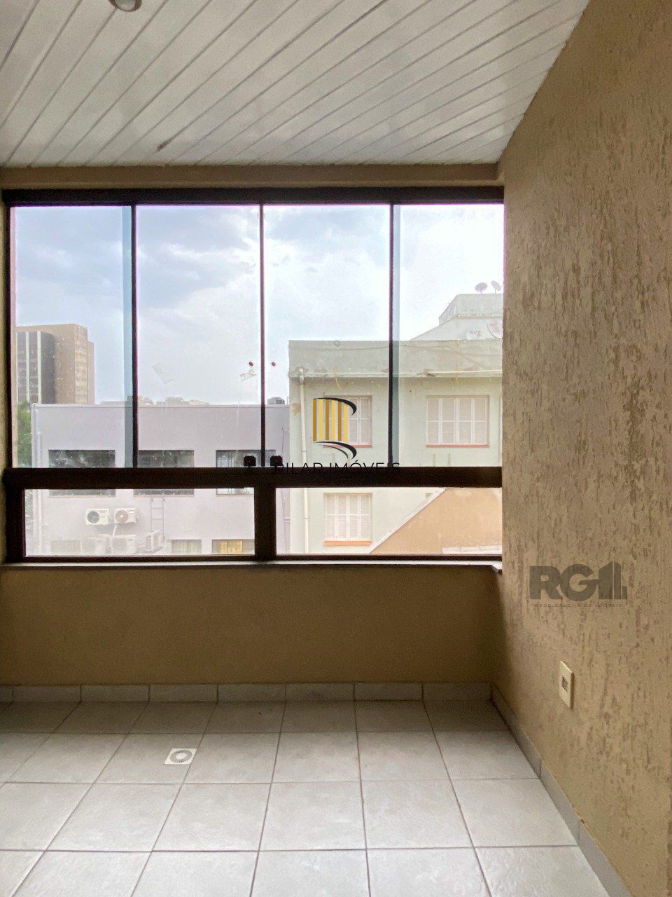 Apartamento com sacada, churrasqueira e vaga de garagem no Centro Histórico