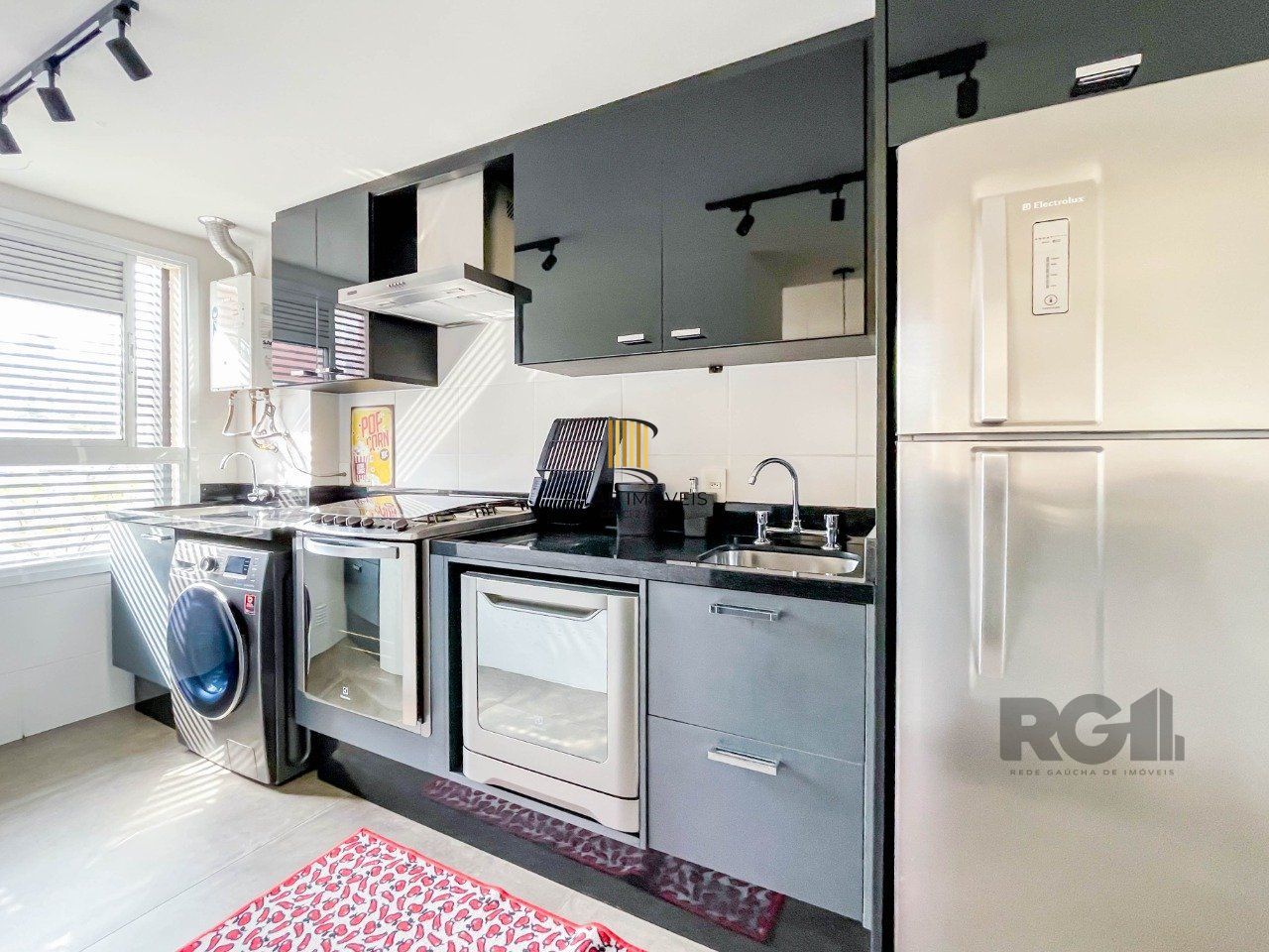 APARTAMENTO MOBILIADO 70M² DE 2 DORMITÓRIOS E 1 VAGA - BAIRRO MENINO DEUS