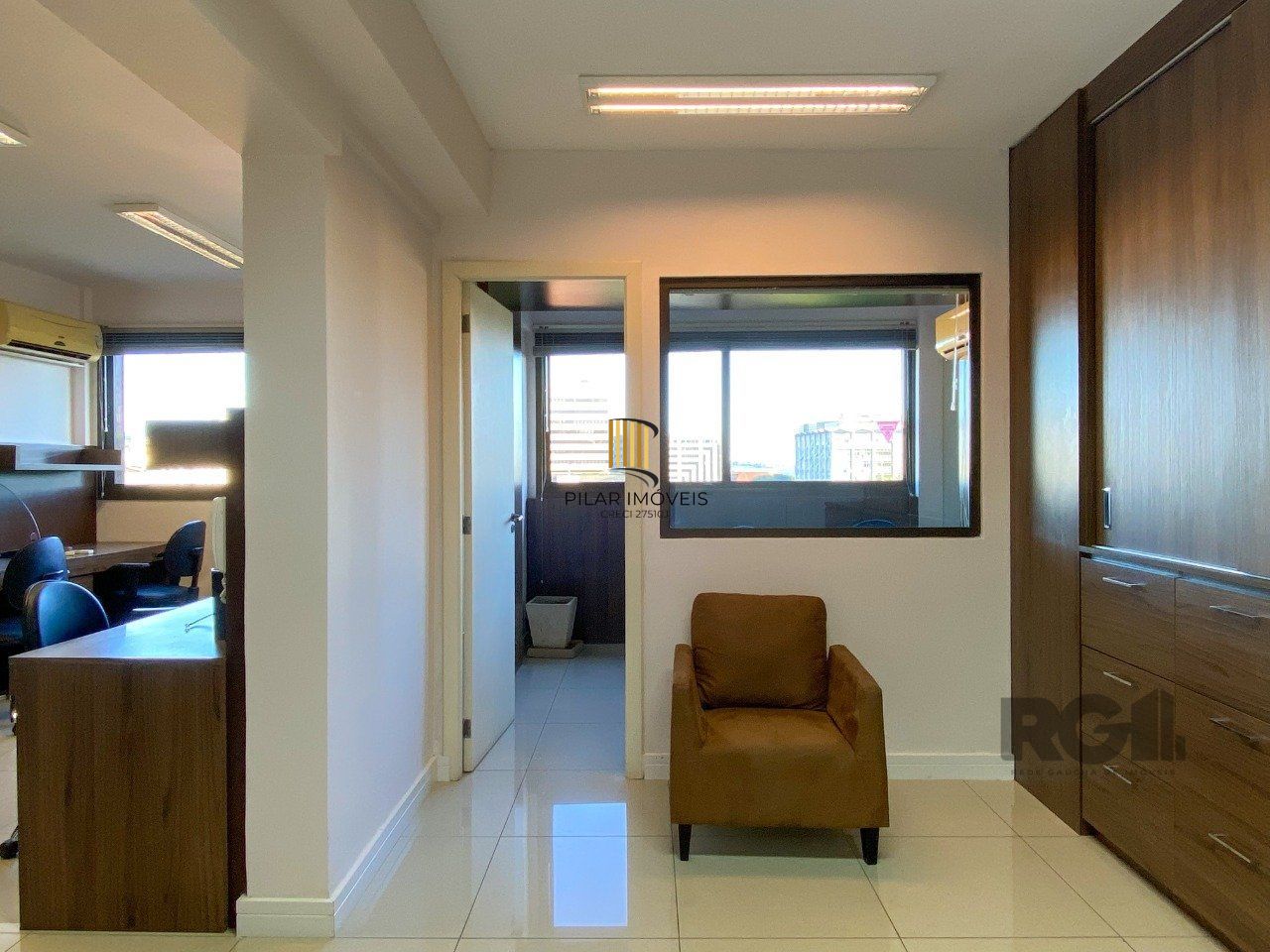 Sala mobiliada, com churrasqueira para happy hour e vista para o Guaíba