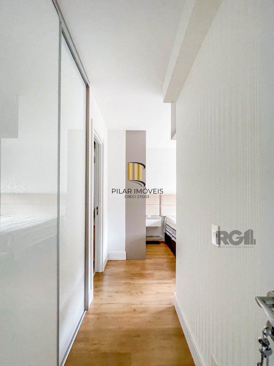 APARTAMENTO MOBILIADO 70M² DE 2 DORMITÓRIOS E 1 VAGA - BAIRRO MENINO DEUS