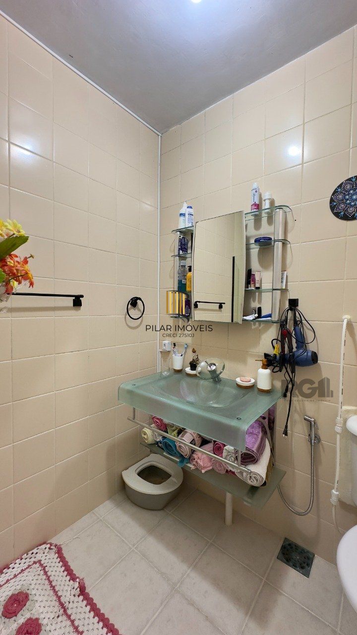APARTAMENTO 1 DORMITÓRIO COM PÁTIO, DE FRENTE, PRÓXIMO À ORLA DO GUAÍBA NO CENTRO HISTÓRICO