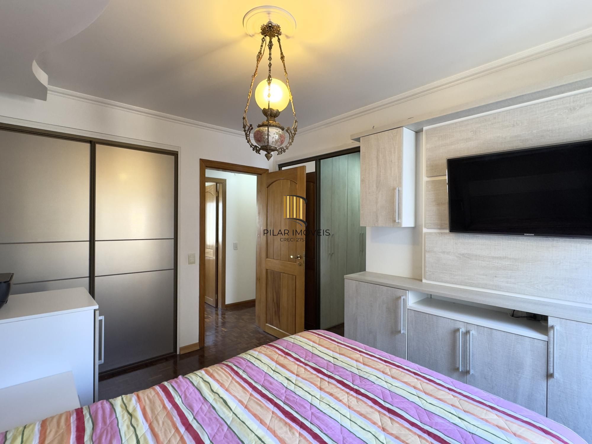 Apartamento mobiliado de 71m², com 2 dormitórios, sendo 1 suíte e vaga no Centro