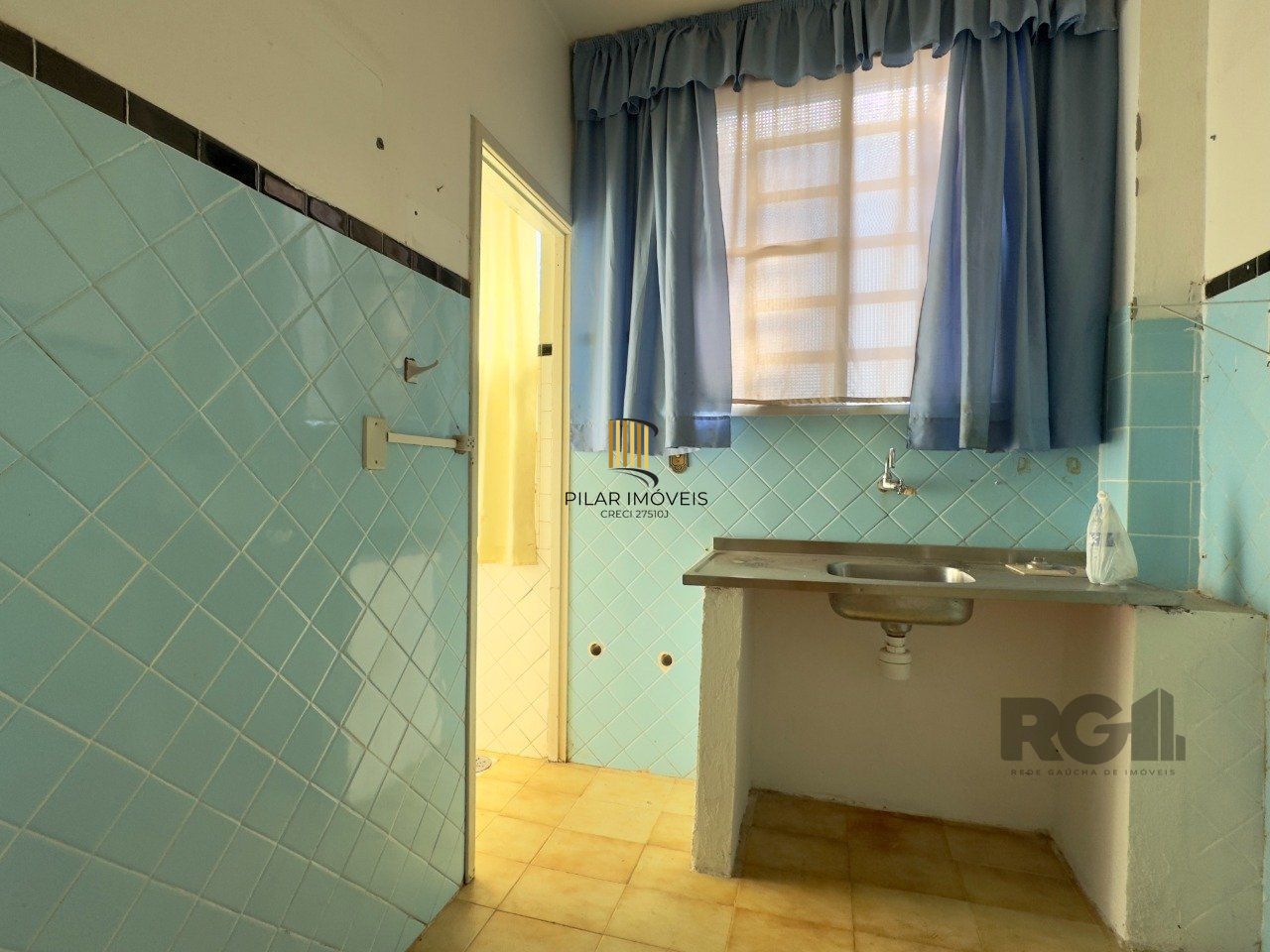 APARTAMENTO MOBILIADO DE 2 DORMITÓRIOS, TOTALMENTE REFORMADO, NO CENTRO HISTÓRICO