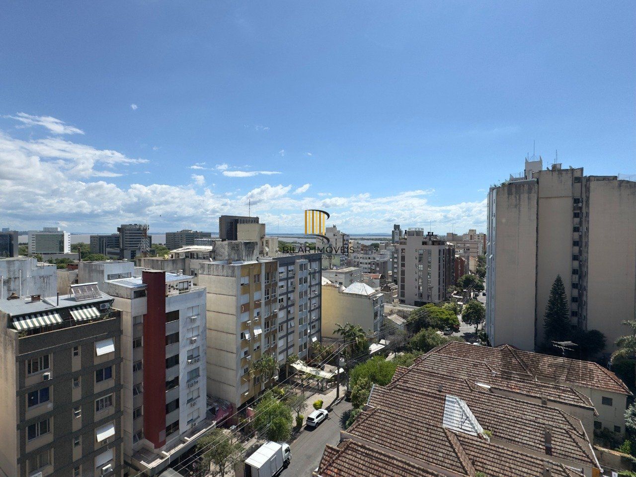 APARTAMENTO 1 DORMITÓRIO EM ANDAR ALTO COM VISTA PARA GUAÍBA NO CENTRO HISTÓRICO