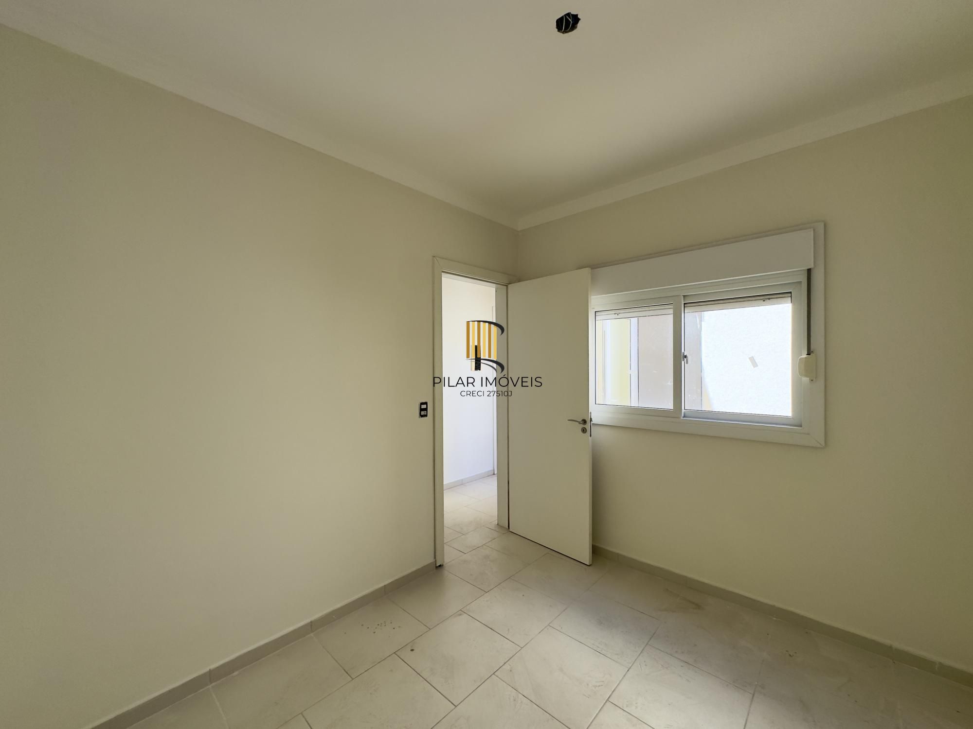 Casa em condomínio com 2 dormitórios, vaga de garagem e churrasqueira na Olaria