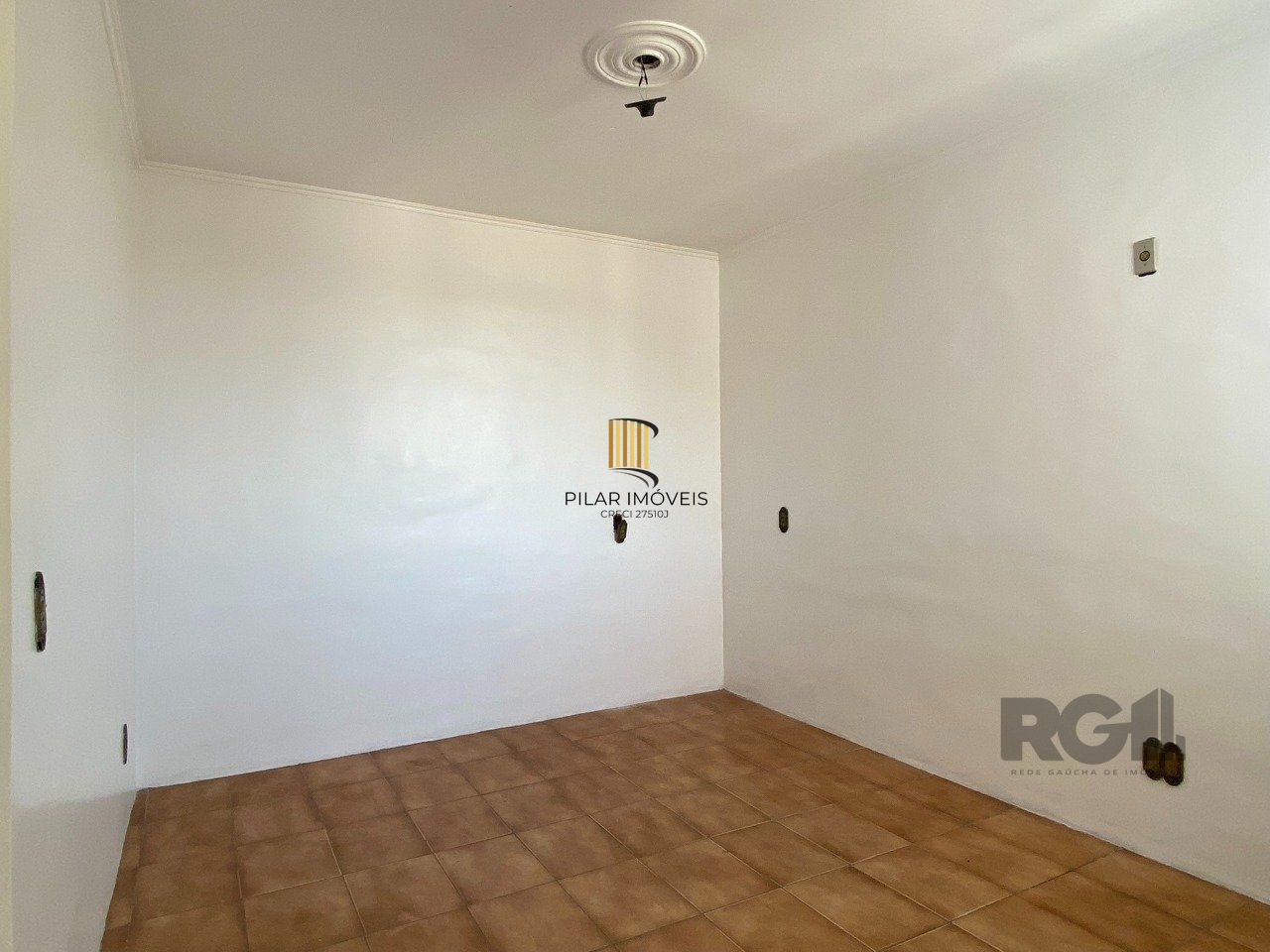 CASA COM 5 DORMITÓRIOS, ESPAÇO PARA FESTAS E PEÇAS AMPLAS PRÓXIMO AO IGUATEMI