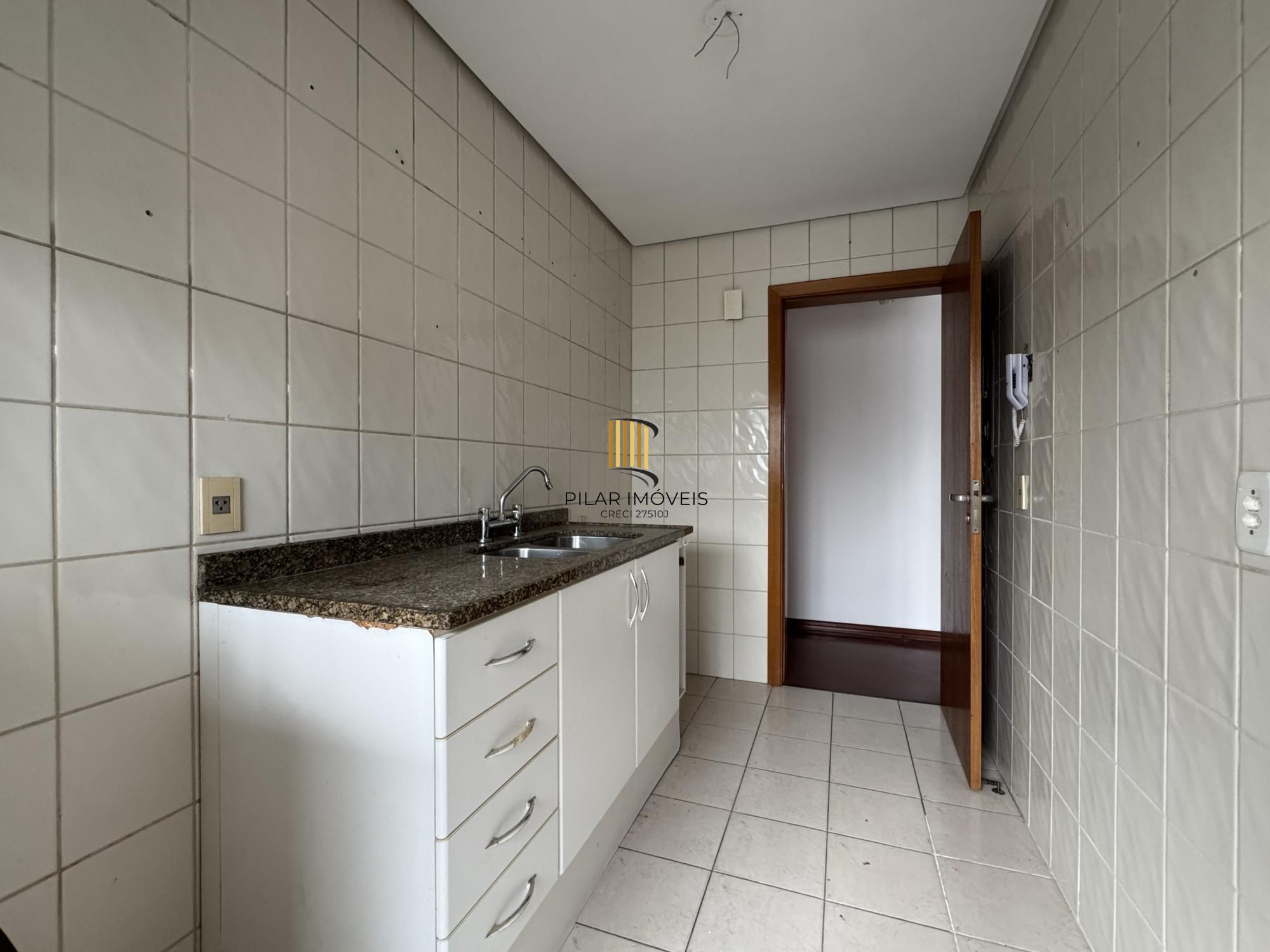 Apartamento 3 dormitórios com sacada, suíte e vaga de garagem no Menino Deus