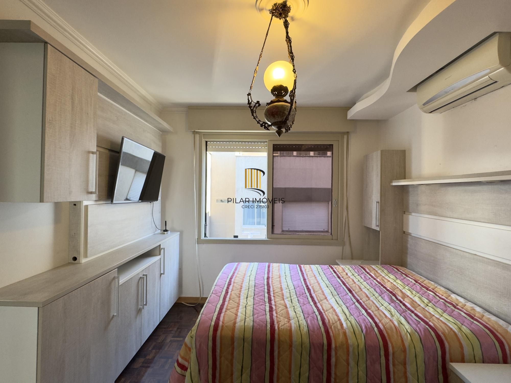 Apartamento mobiliado de 71m², com 2 dormitórios, sendo 1 suíte e vaga no Centro