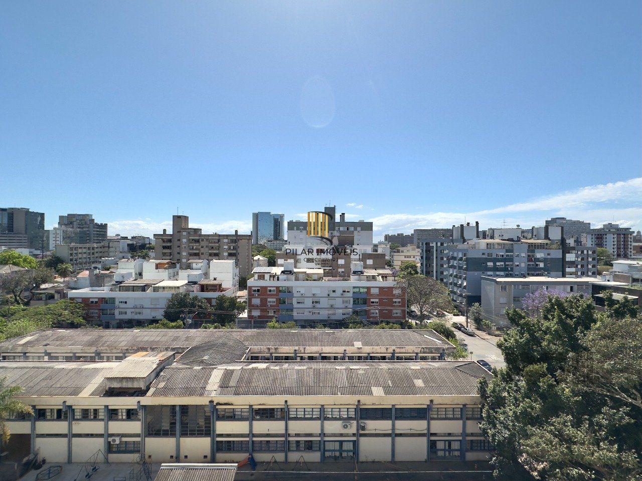 COBERTURA 2 DORMITÓRIOS, ENSOLARADA COM VISTA LIVRE NO MENINO DEUS