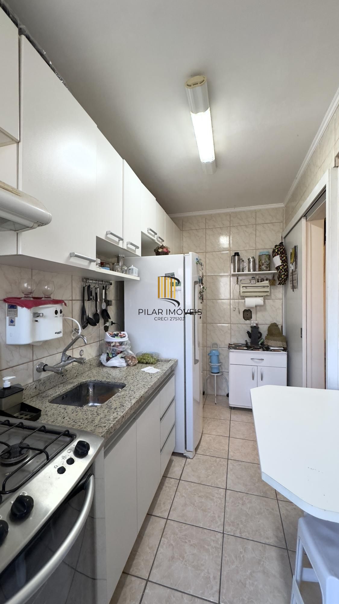 Apartamento semimobiliado 2 dormitórios com vaga de garagem no Centro Histórico