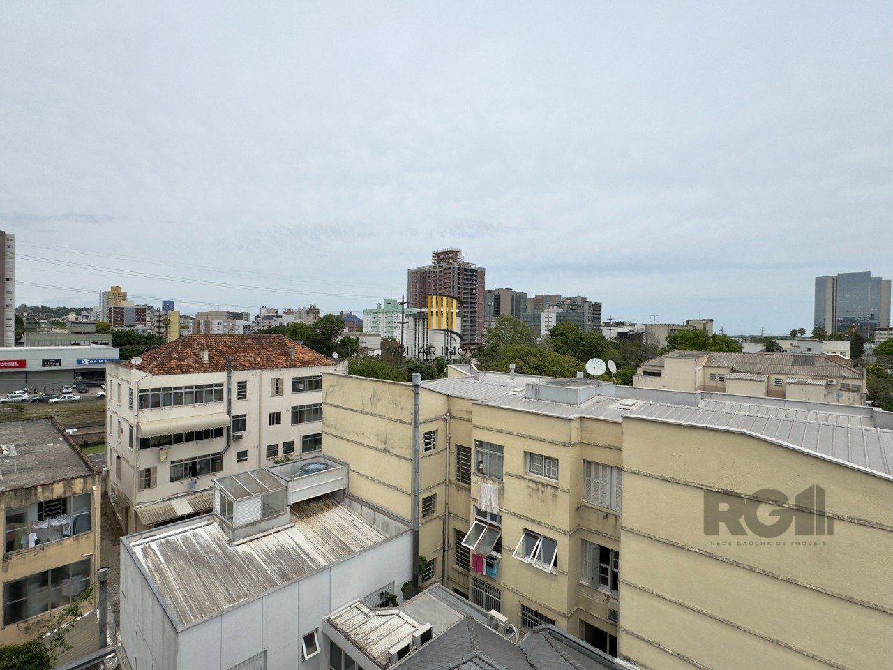 APARTAMENTO MOBILIADO DE 96M² COM 3 DORMITÓRIOS, SUÍTE E VAGA DE GARAGEM NO MENINO DEUS