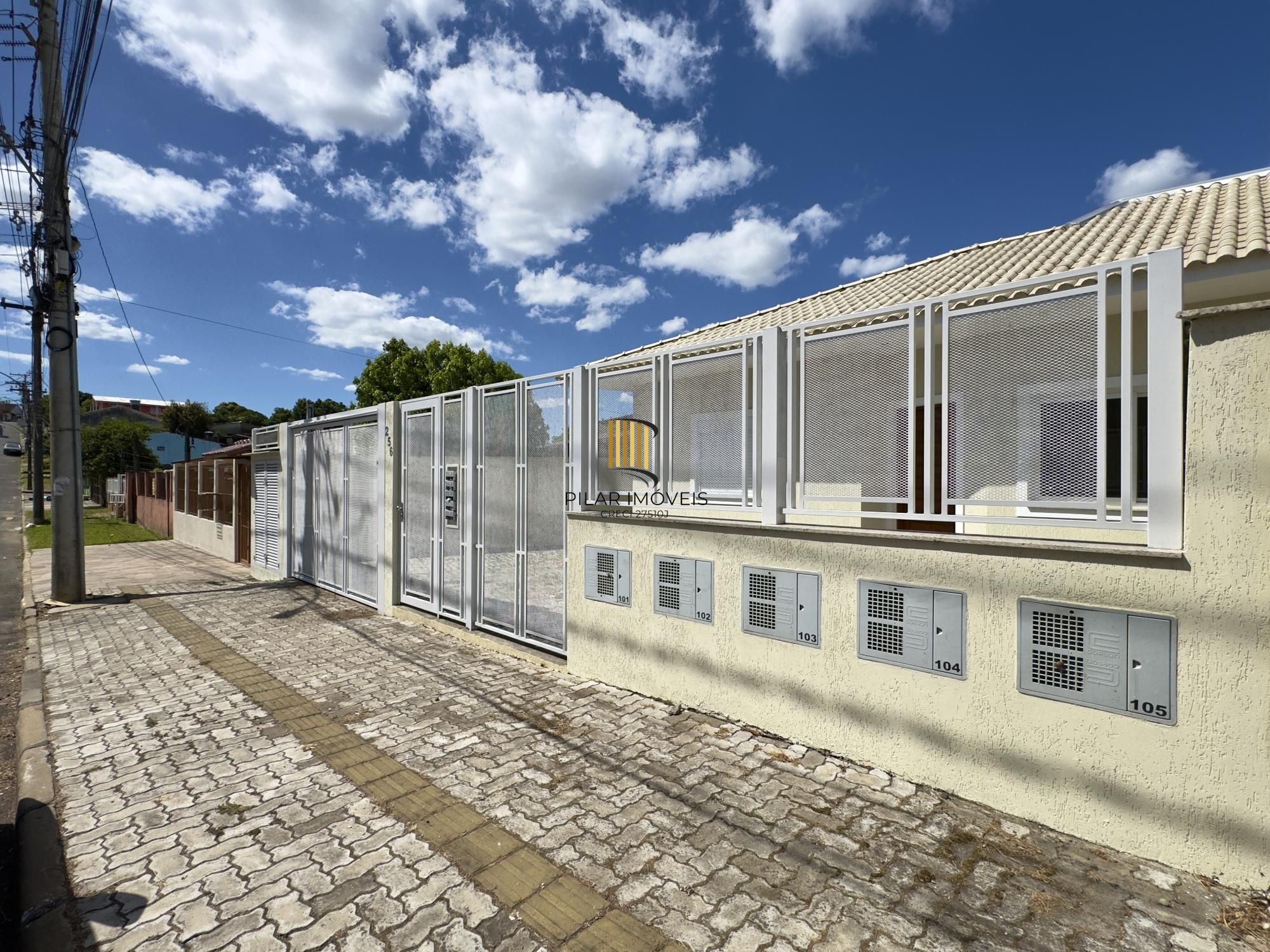 Casa em condomínio com 2 dormitórios, vaga de garagem e churrasqueira na Olaria