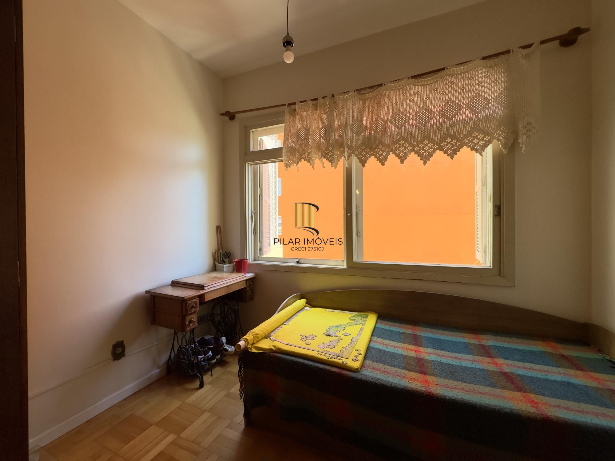 Apartamento 1 dormitório amplo, em andar alto com vista, no Centro Histórico