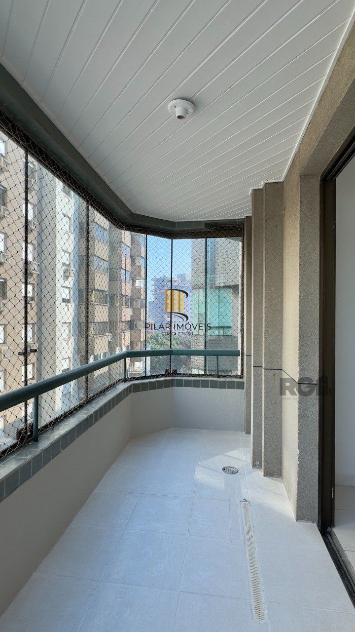 COBERTURA COM 174M², DE FRENTE, 3 DORMITÓRIOS, EM ÓTIMA LOCALIZAÇÃO NO MENINO DEUS