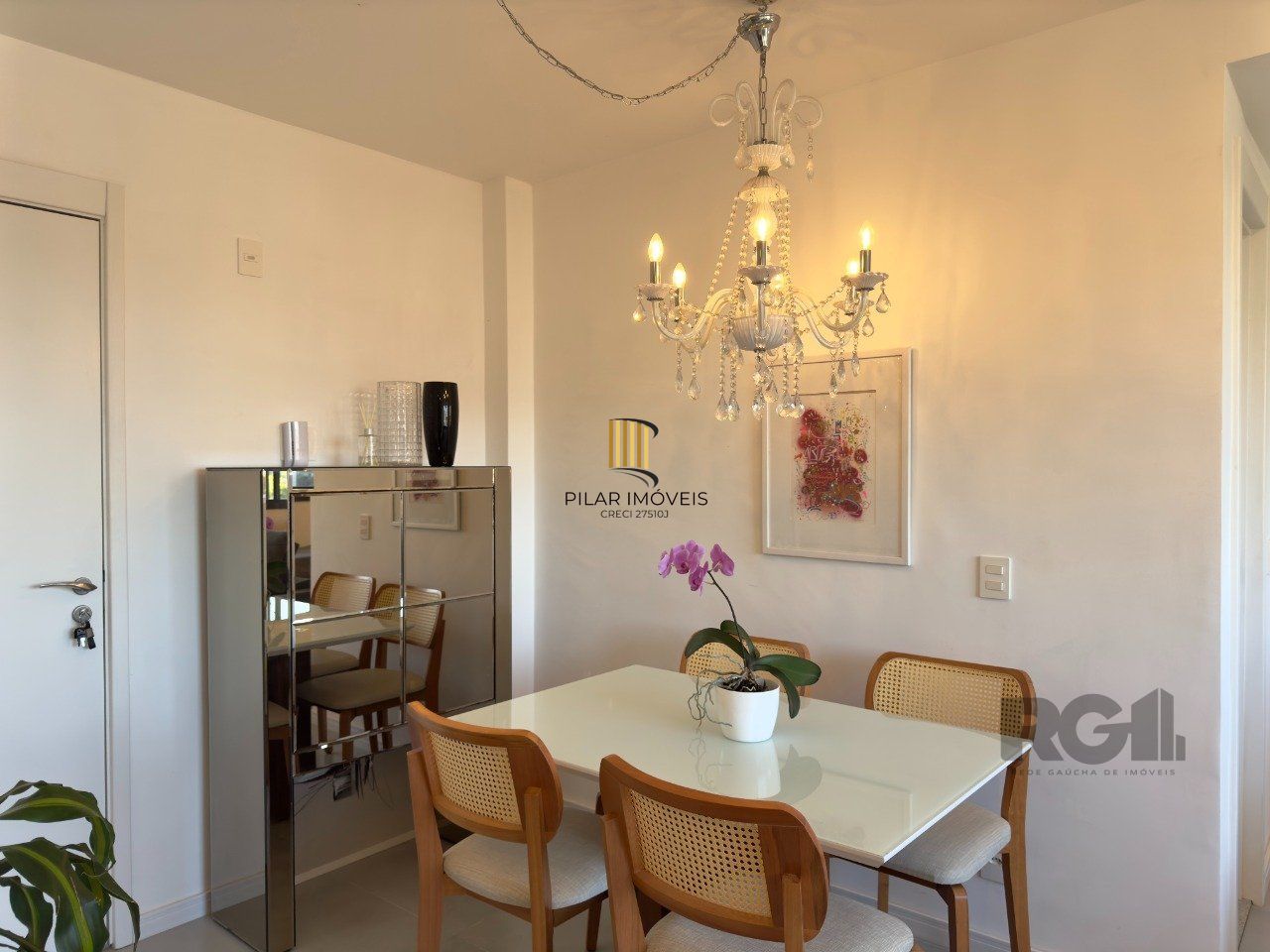APARTAMENTO MOBILIADO 2 DORMITÓRIOS TRANSFORMADO EM 1 DORMITÓRIO, JUNTO AO MENINO DEUS