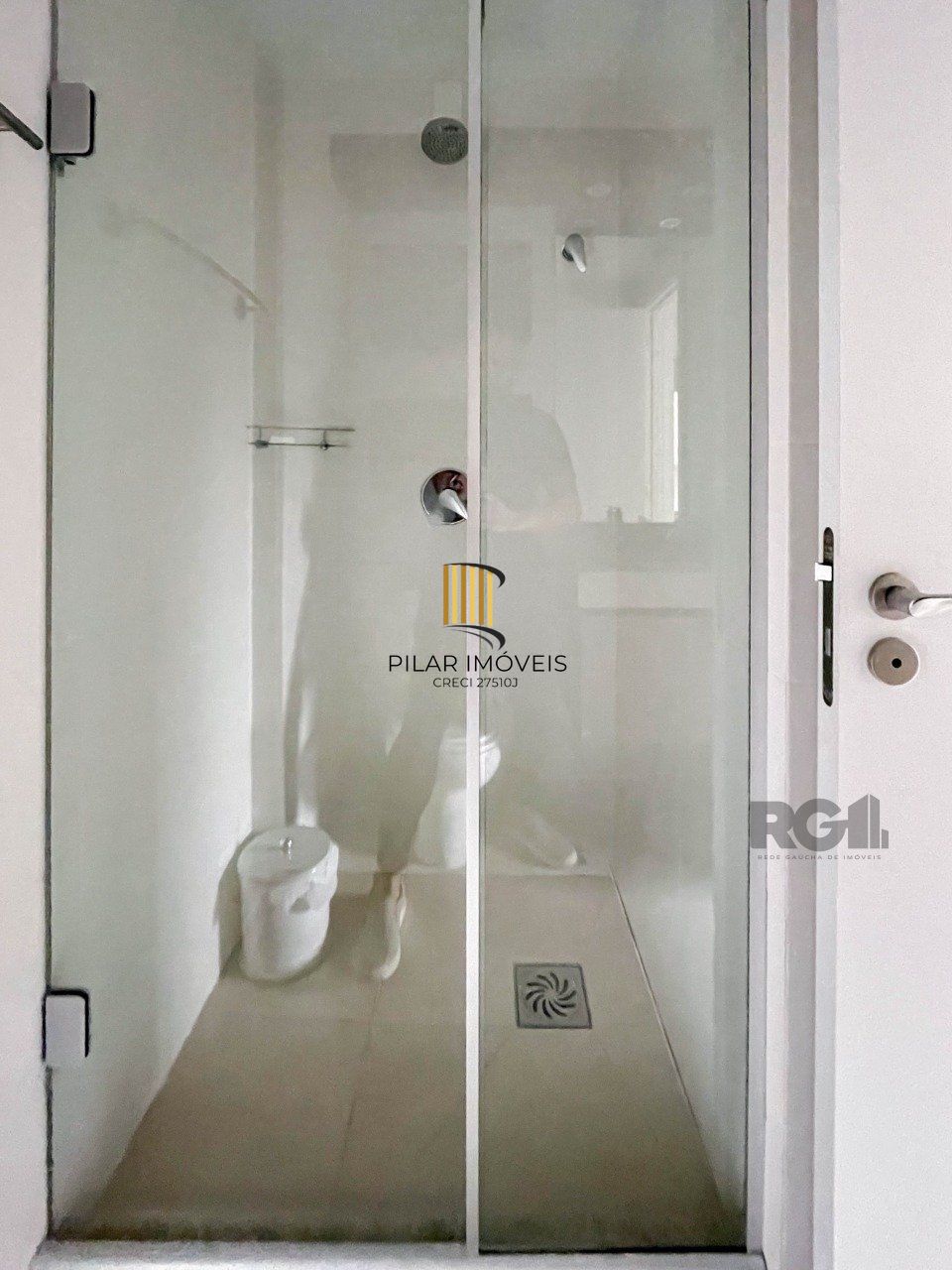 APARTAMENTO MOBILIADO 70M² DE 2 DORMITÓRIOS E 1 VAGA - BAIRRO MENINO DEUS