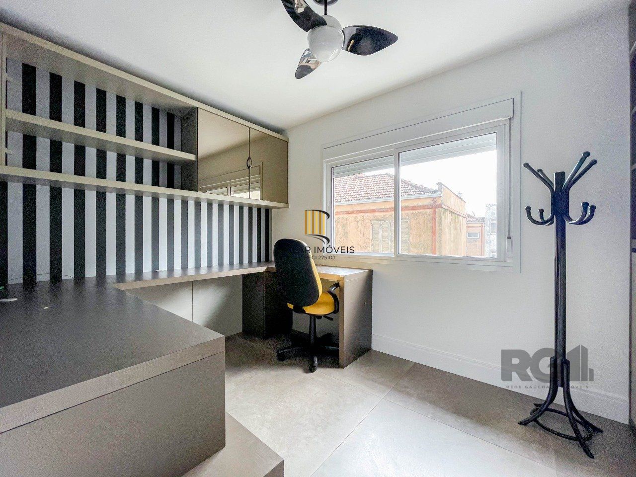 APARTAMENTO MOBILIADO 70M² DE 2 DORMITÓRIOS E 1 VAGA - BAIRRO MENINO DEUS