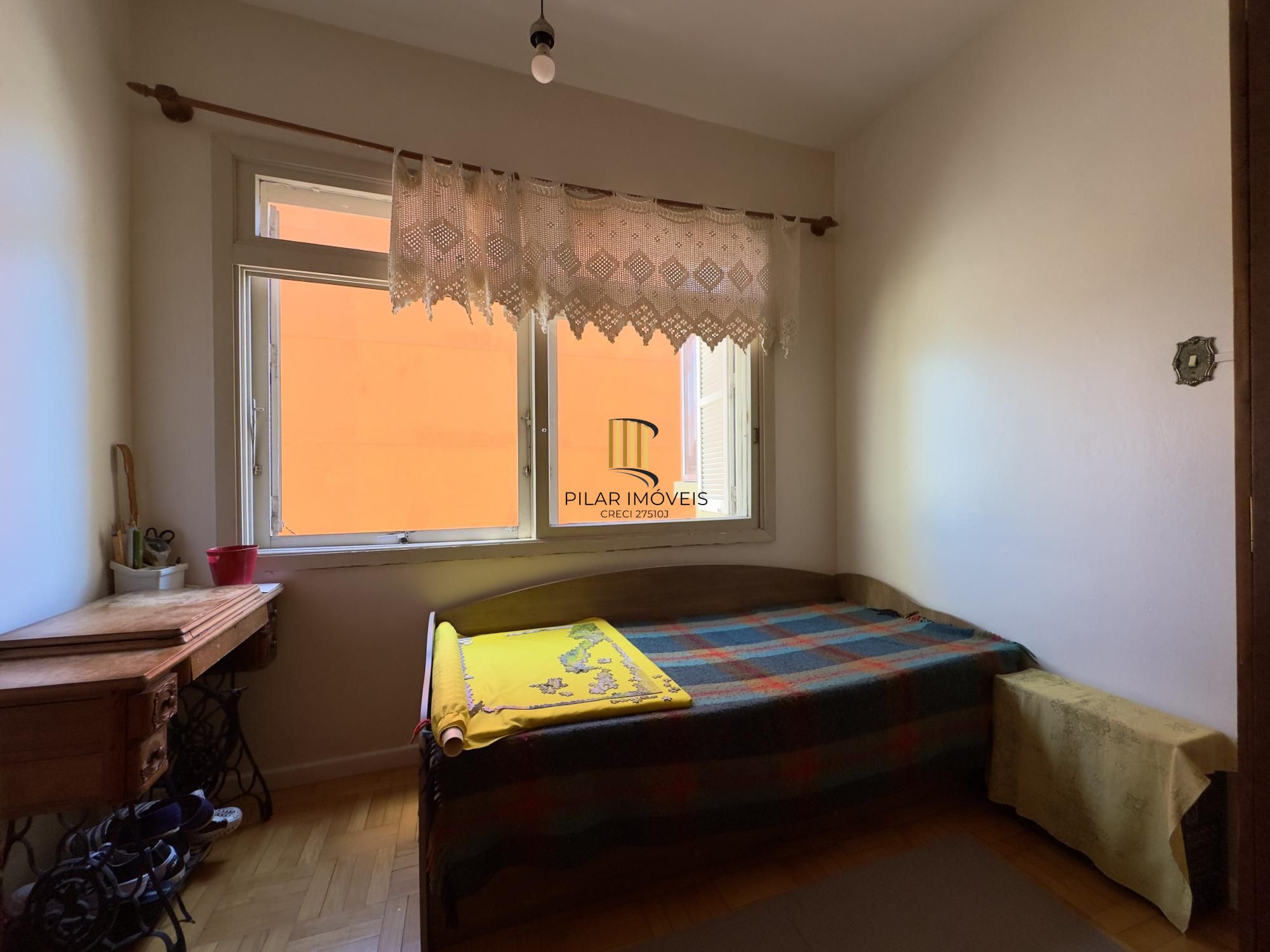 Apartamento 1 dormitório amplo, em andar alto com vista, no Centro Histórico