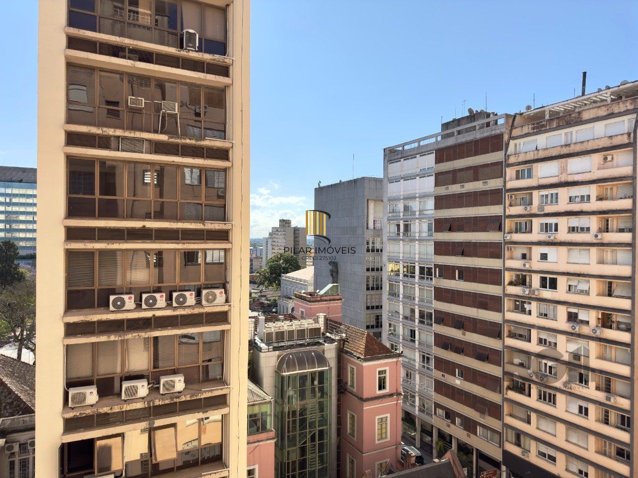 APARTAMENTO MOBILIADO DE 2 DORMITÓRIOS, TOTALMENTE REFORMADO, NO CENTRO HISTÓRICO
