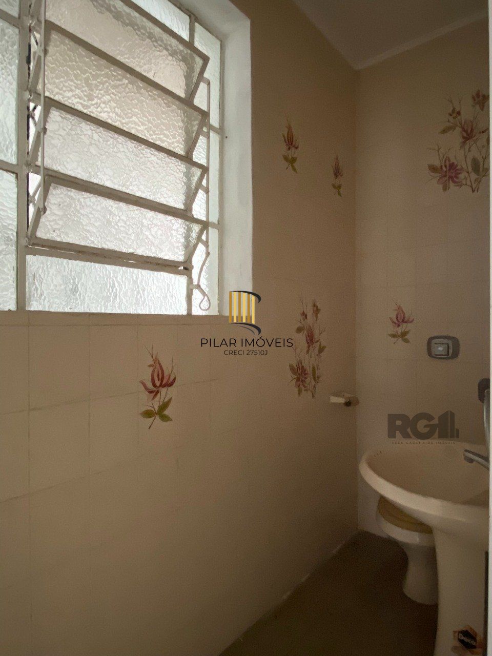 CASA COM 5 DORMITÓRIOS, ESPAÇO PARA FESTAS E PEÇAS AMPLAS PRÓXIMO AO IGUATEMI