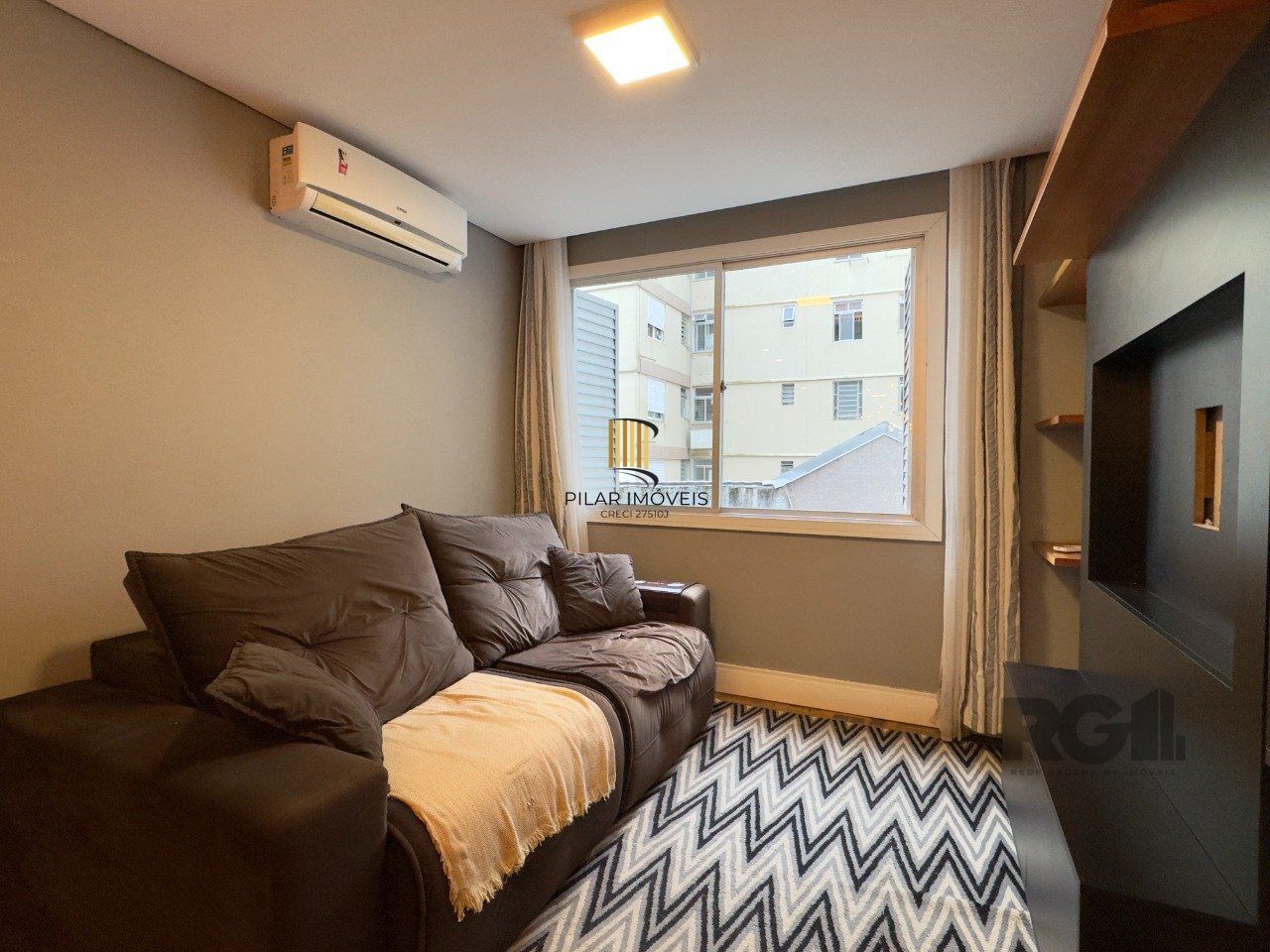 APARTAMENTO 2 DORMITÓRIOS SEMIMOBILIADO E REFORMADO NO CENTRO HISTÓRICO