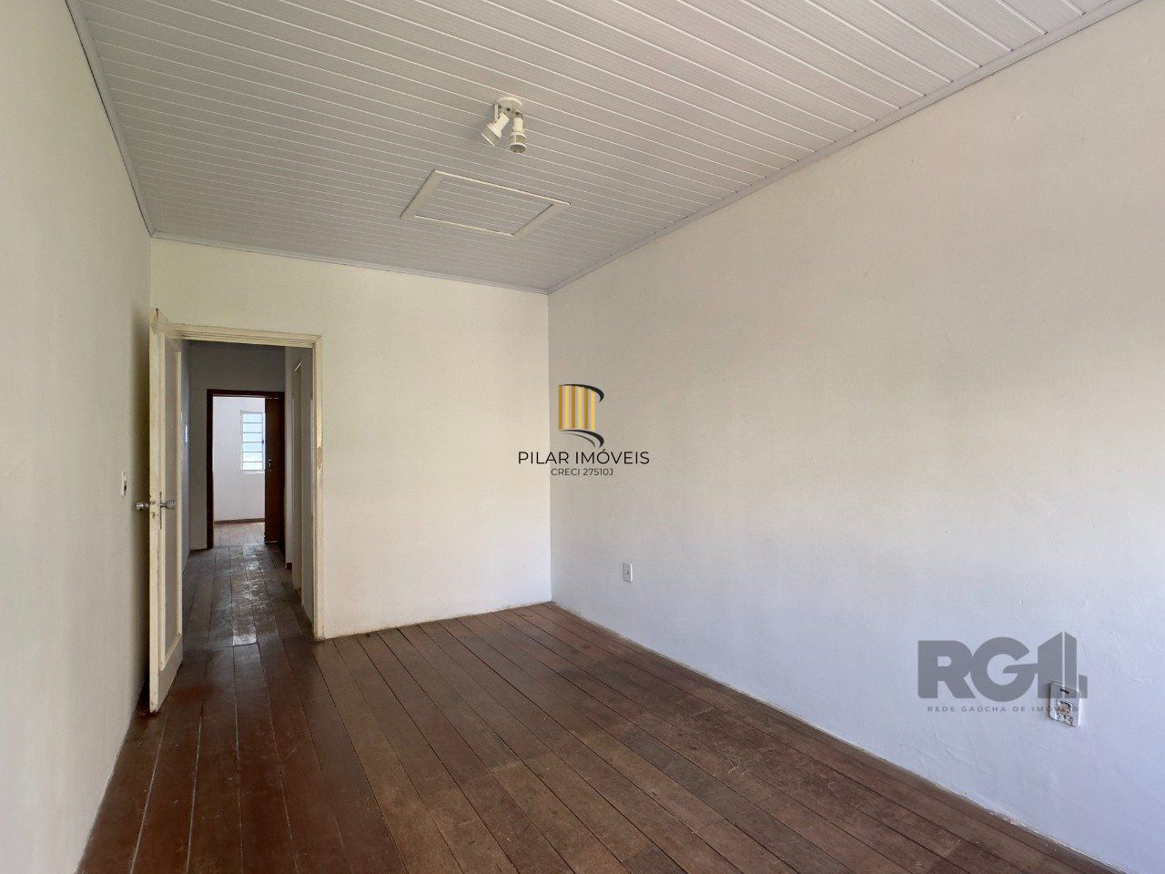 CASA COM 4 DORMITÓRIOS E PÁTIO COM CHURRASQUEIRA NO CENTRO HISTÓRICO