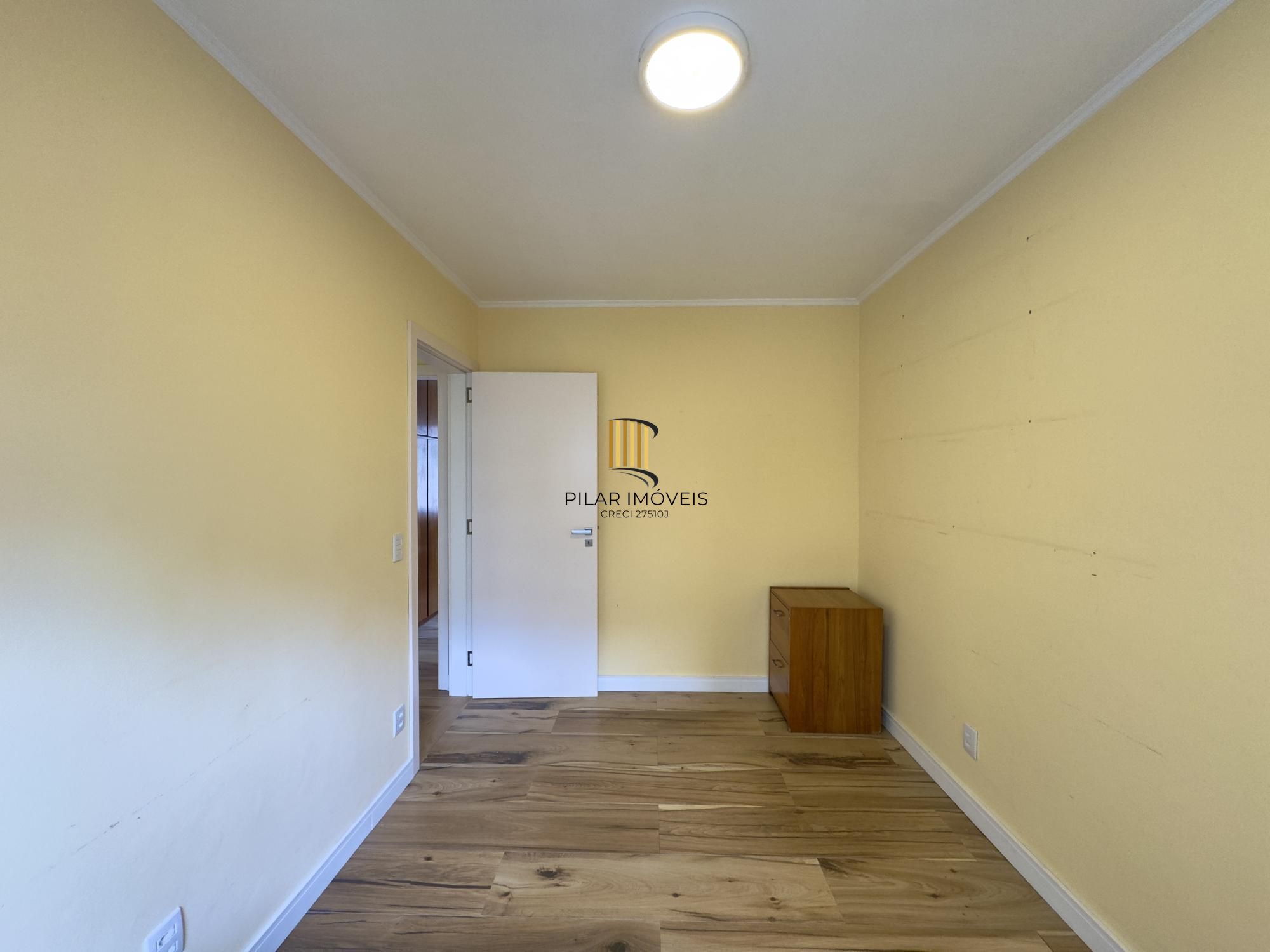 Apartamento 2 dormitórios, reformado e ensolarado no Centro Histórico