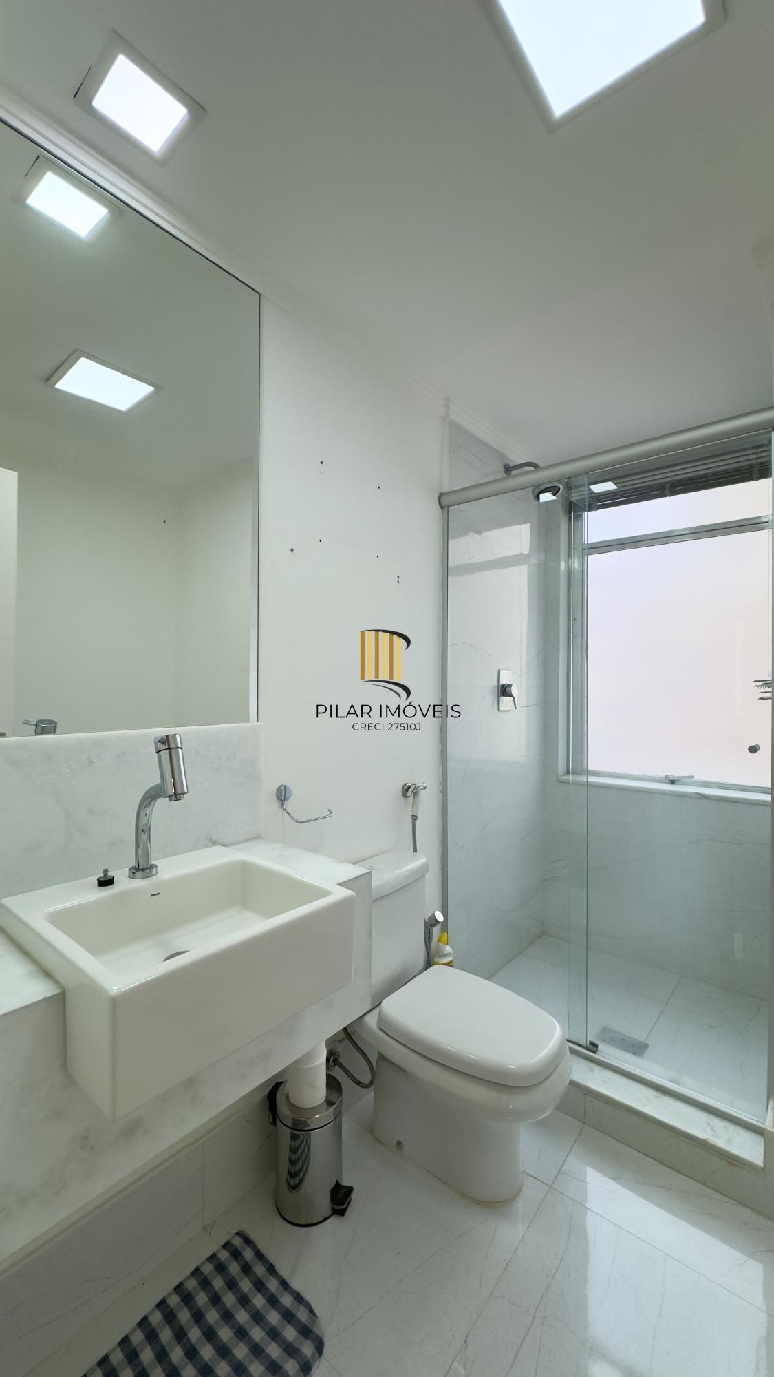 Apartamento 2 dormitórios, reformado e ensolarado no Centro Histórico