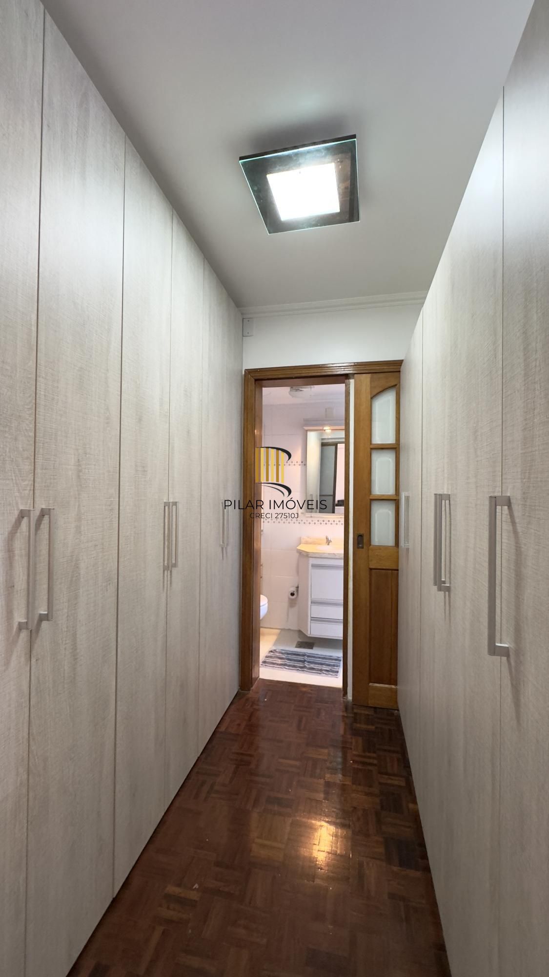 Apartamento mobiliado de 71m², com 2 dormitórios, sendo 1 suíte e vaga no Centro