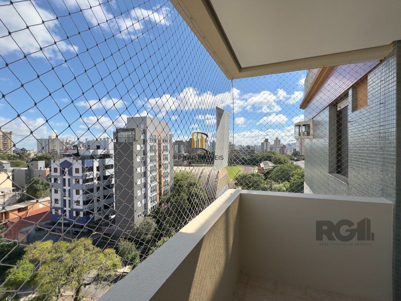 MARAVILHOSA COBERTURA COM VISTA DEFINIDA E MUITA CLARIDADE NO MENINO DEUS