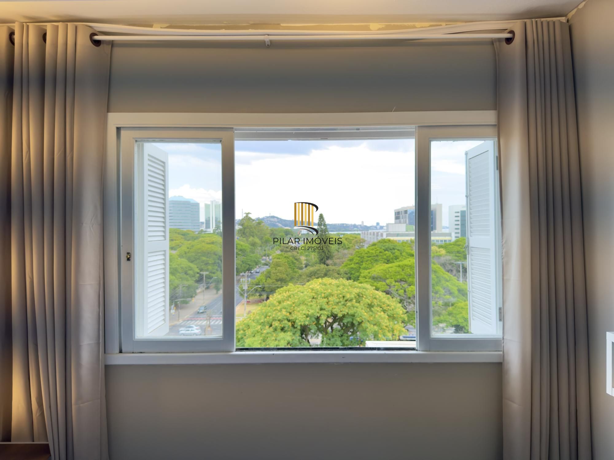 Apartamento reformado com vista definida, ótima localização no Centro Histórico