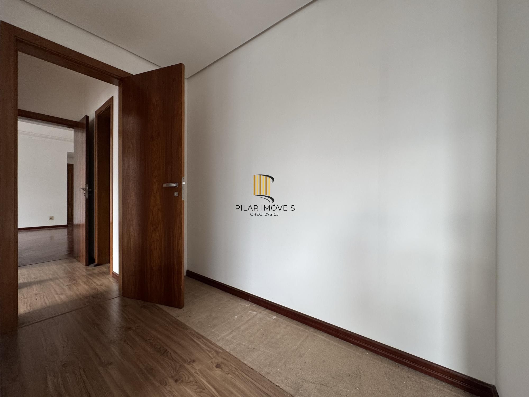 Apartamento 3 dormitórios com sacada, suíte e vaga de garagem no Menino Deus