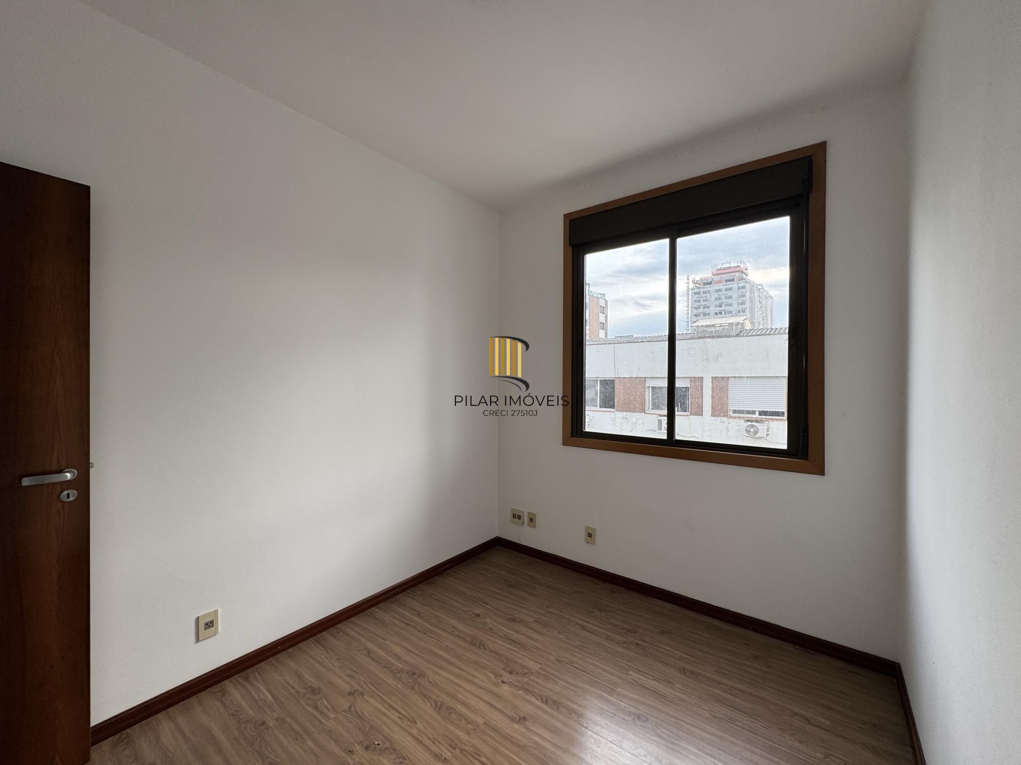 Apartamento 3 dormitórios com sacada, suíte e vaga de garagem no Menino Deus