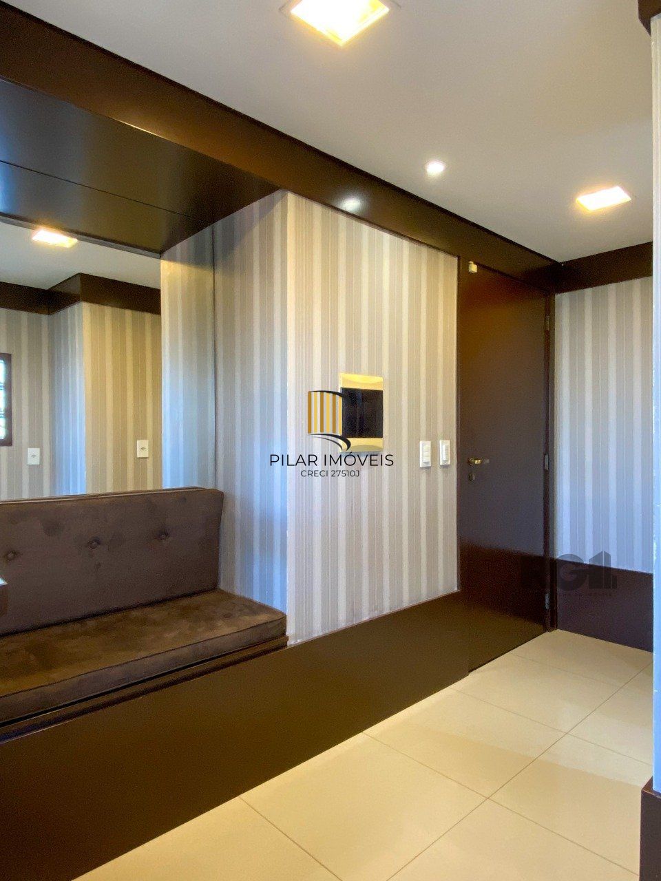 Sala mobiliada, com churrasqueira para happy hour e vista para o Guaíba