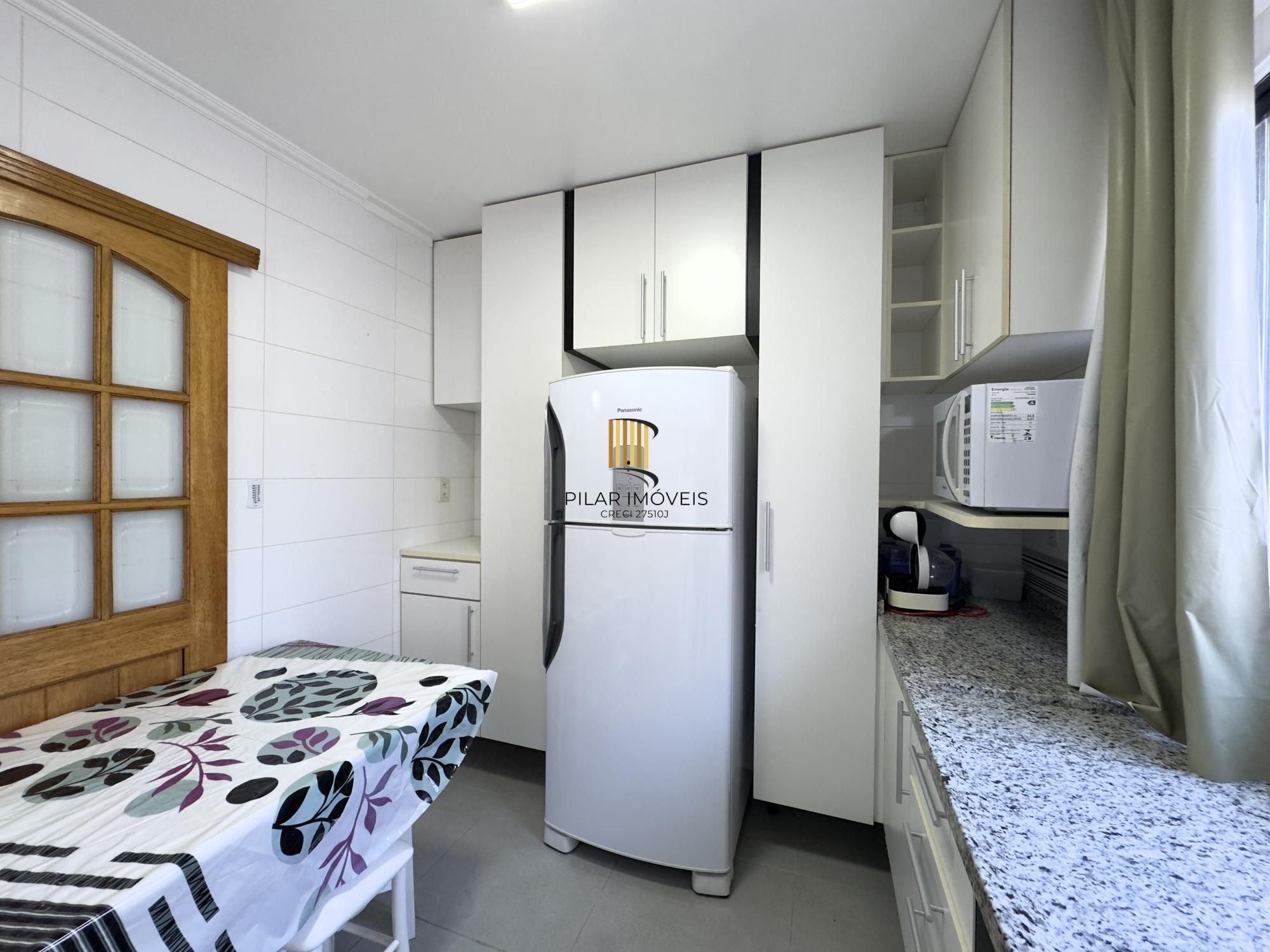 Apartamento mobiliado de 71m², com 2 dormitórios, sendo 1 suíte e vaga no Centro