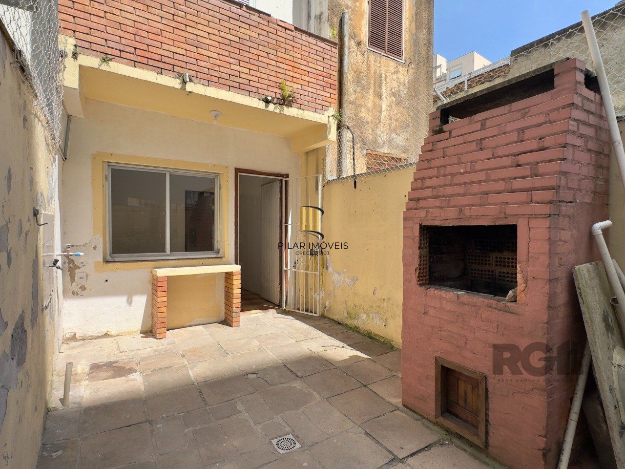 CASA COM 4 DORMITÓRIOS E PÁTIO COM CHURRASQUEIRA NO CENTRO HISTÓRICO