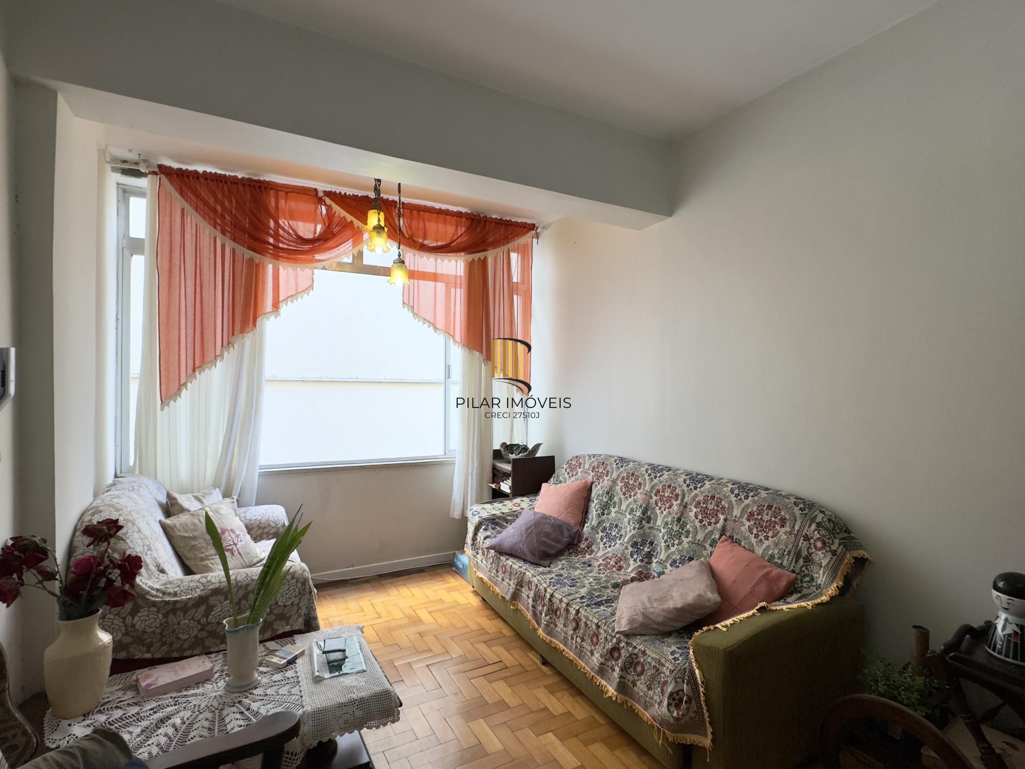 Apartamento 2 dormitórios com pátio