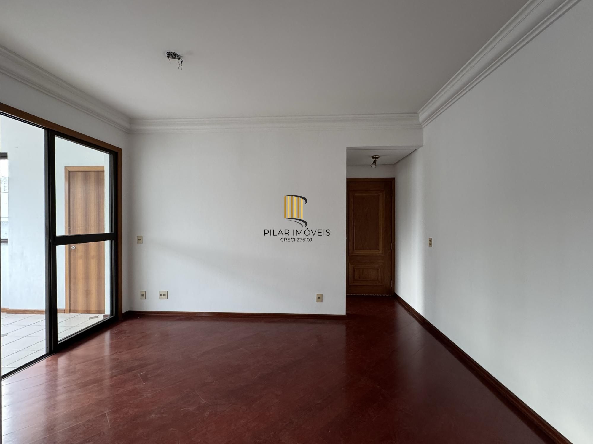 Apartamento 3 dormitórios com sacada, suíte e vaga de garagem no Menino Deus