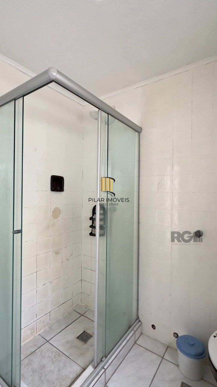 Apartamento 2 dormitórios ensolarado, com vaga de garagem no Menino Deus