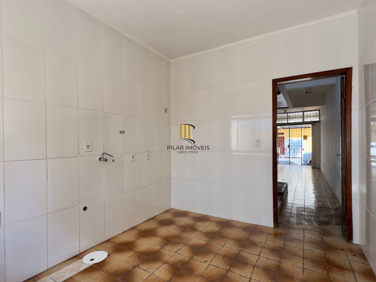CASA COM 4 DORMITÓRIOS E PÁTIO COM CHURRASQUEIRA NO CENTRO HISTÓRICO