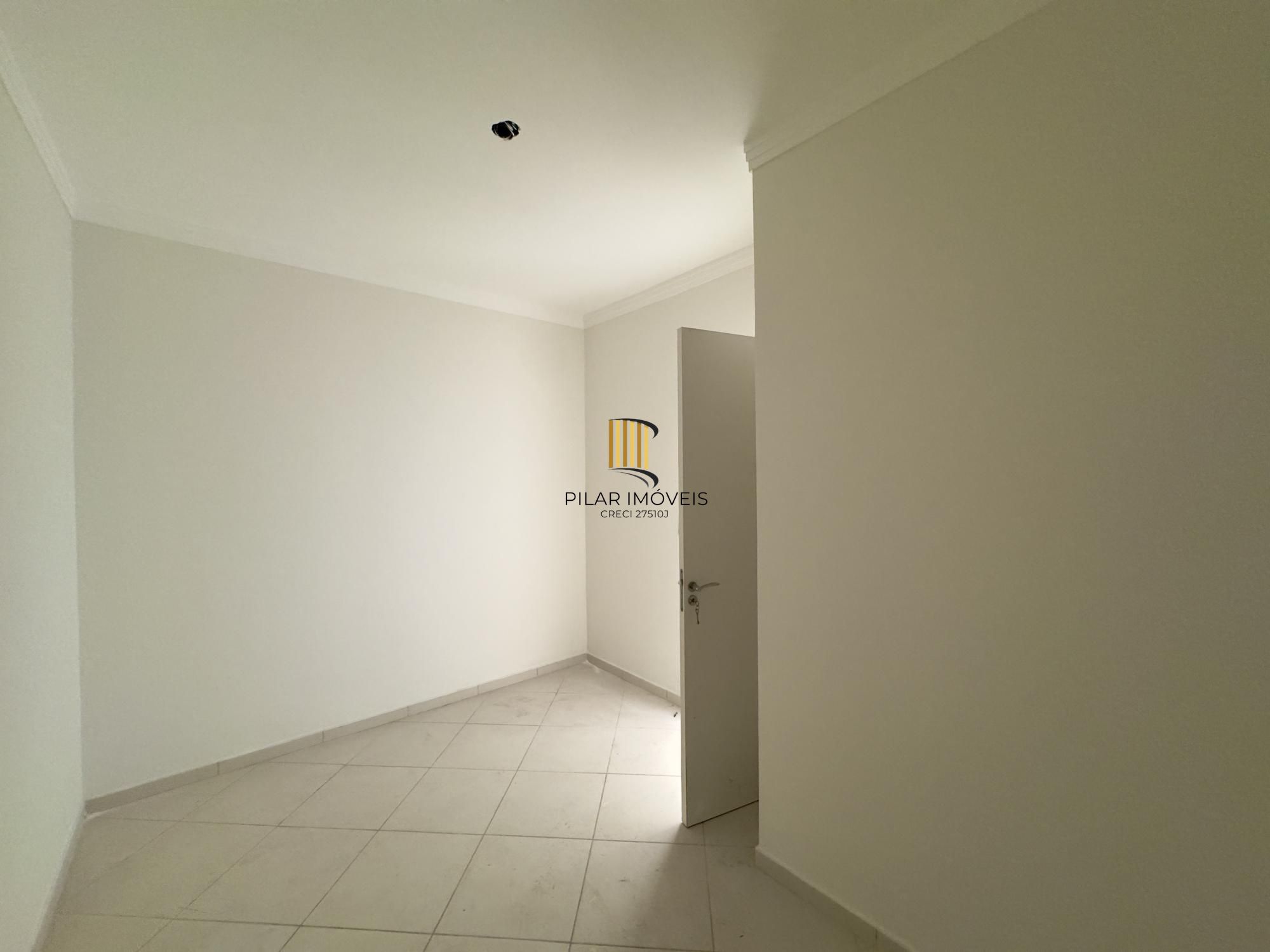 Casa em condomínio com 2 dormitórios, vaga de garagem e churrasqueira na Olaria