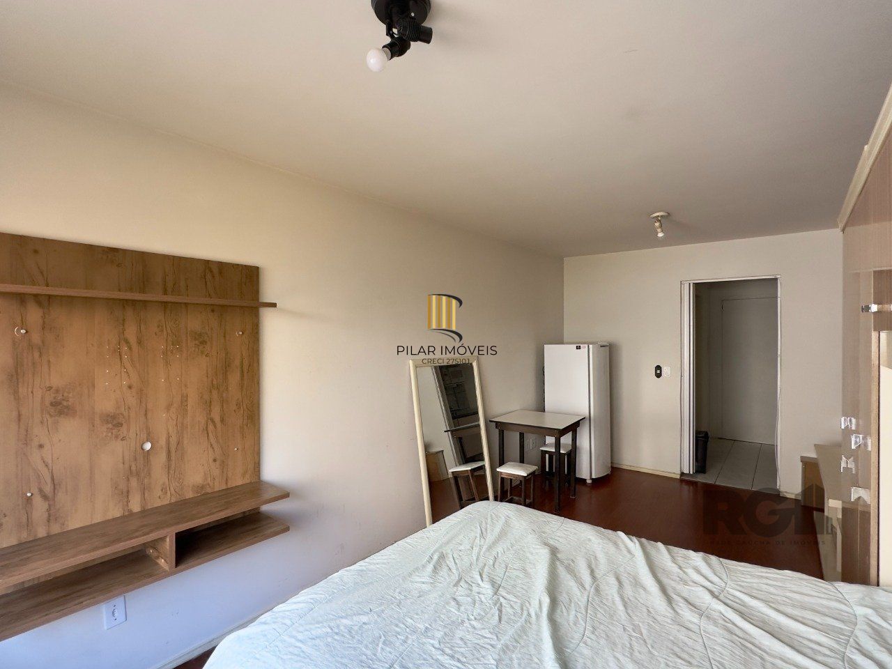 STUDIO MOBILIADO EM FLAT A POUCOS METROS DA ORLA DO GUAÍBA
