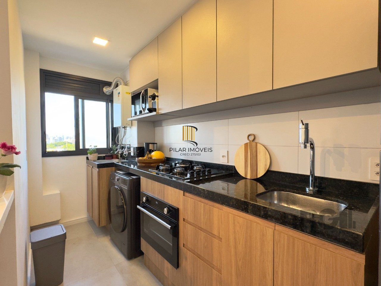 APARTAMENTO MOBILIADO 2 DORMITÓRIOS TRANSFORMADO EM 1 DORMITÓRIO, JUNTO AO MENINO DEUS