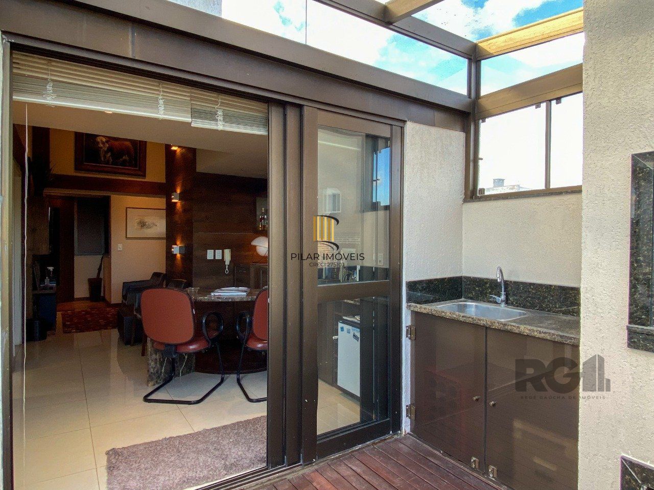 Sala mobiliada, com churrasqueira para happy hour e vista para o Guaíba