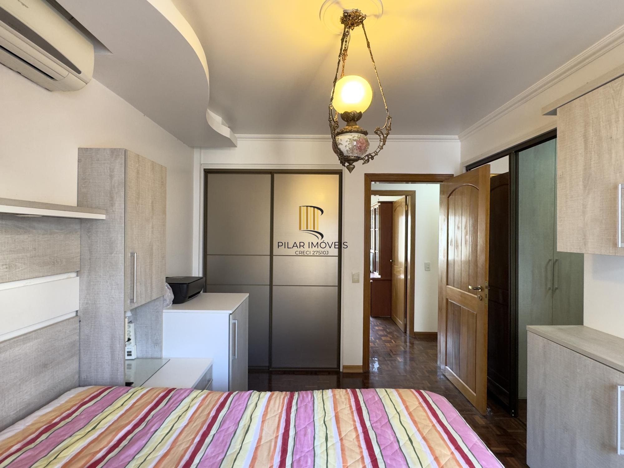 Apartamento mobiliado de 71m², com 2 dormitórios, sendo 1 suíte e vaga no Centro