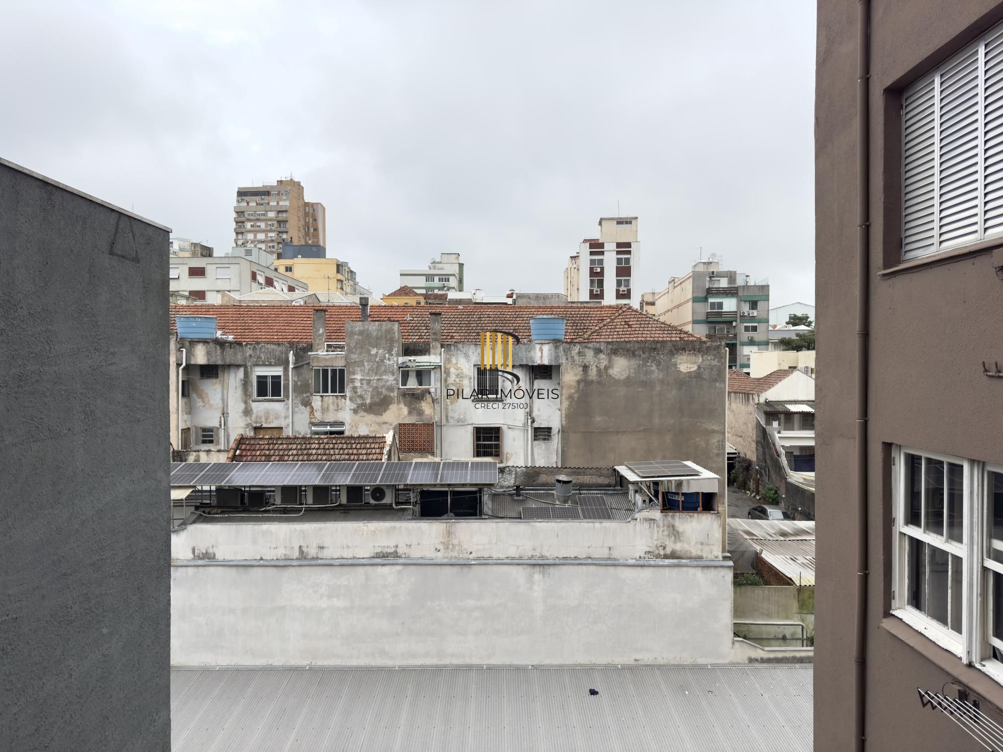 APARTAMENTO COM SACADA JUNTO À ORLA DO GUAÍBA NO CENTRO HISTÓRICO