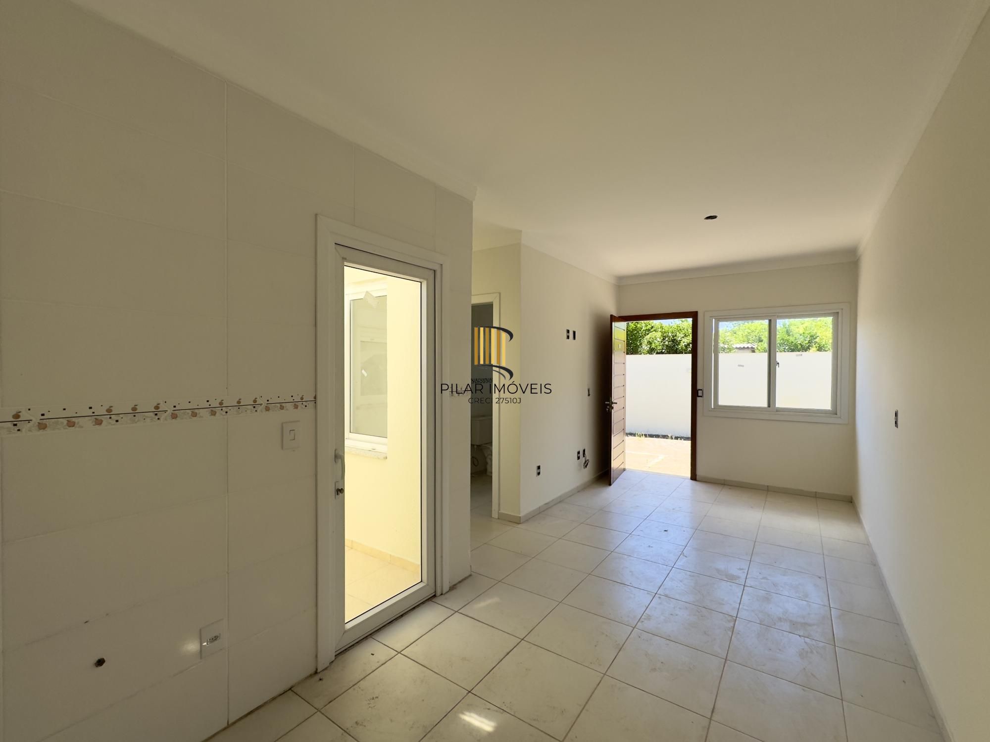 Casa em condomínio com 2 dormitórios, vaga de garagem e churrasqueira na Olaria